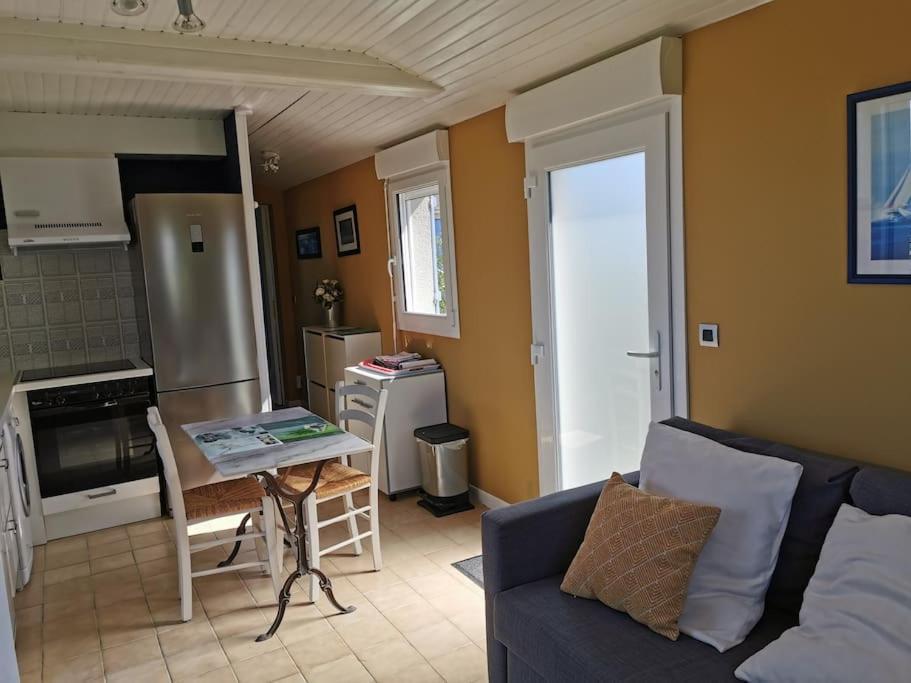 Villa Dependance Au Calme Dans Notre Jardin à Saint-Aubin-Des-Preaux Extérieur photo